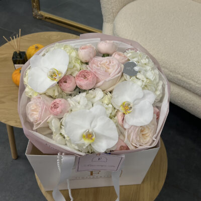 Букет з гортензій, піоновидних троянд та орхідей