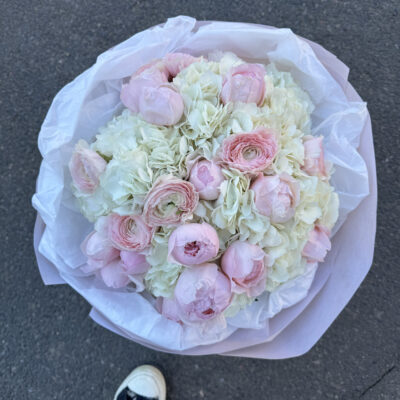 Букет в біло рожевій колористиці з ранункулюсів, троянд та гортензій