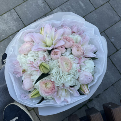 Букет з піоновидних троянд, ранункулюсів, лілій та гортензій