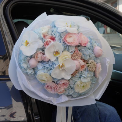 Ніжний мікс з блакитних гортензій, троянд, ранункулюсів, орхідей та озотамнусу