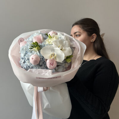 Ніжне поєднання блакитних гортензій, садових троянд, орхідей та фрезій