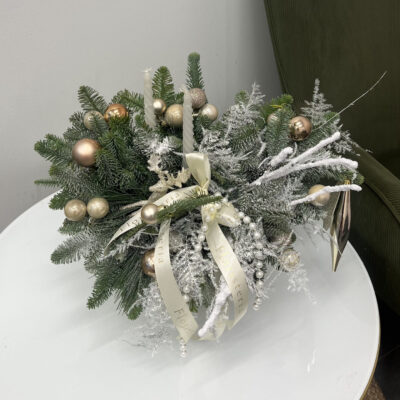 Композиція зі свічками в золотій колористиці