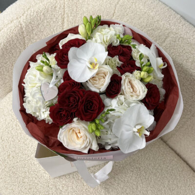 Мікс білих гортензій, акцентних червоних та піоновидних троянд,орхідей та фрезій