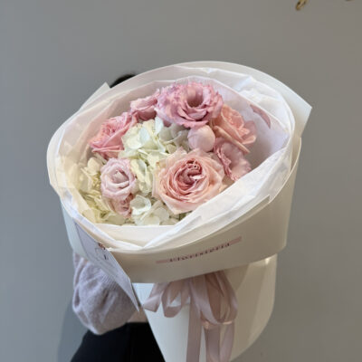 Біло рожевий мікс з піоновидними трояндами, еустомою та гортензією