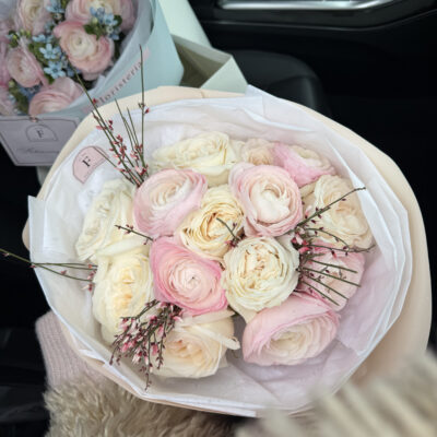 Мікс парфумованих троянд, ранункулюсів та ароматної дженісти