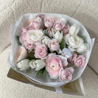 Ніжний мікс з білих тюльпанів, ранункулюсів та кущових троянд