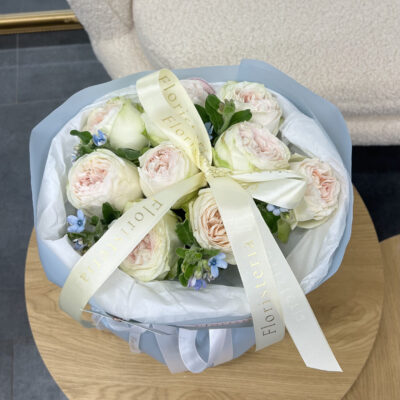 Букет з 9 троянд Lorena Summerhouse та оксипеталума