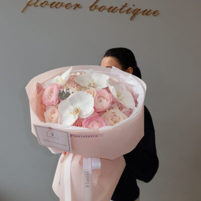 Ніжний мікс з рожевих гортензій, ранункулюсів, піоновидних троянд та орхідей