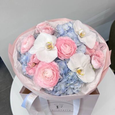 Букет з блакитних гортензій, ранункулюсів та орхідей