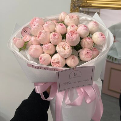 Букет з 7 гілочок кущової троянди сорту Mansfield Park