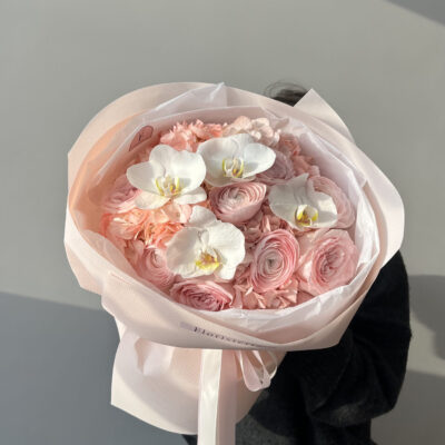 Ніжний рожевий букет з орхідей, ранункулюсів та гортензій