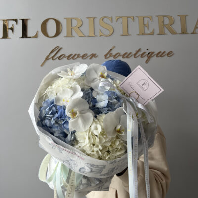 Біло блакитний букет з гортензій та орхідей