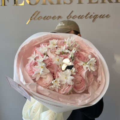 Розкішне поєднання ранункулюсів та нарцисів