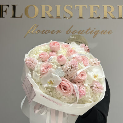 Мікс гортензій, піоновидних троянд, гіацинтів та орхідей