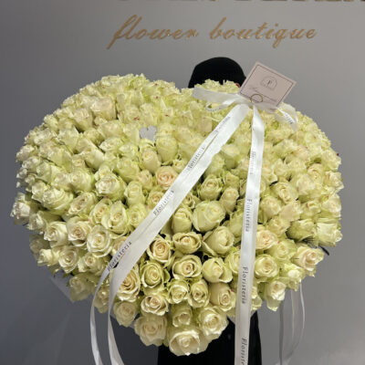 Композиція у формі серця з 301 троянди Athena