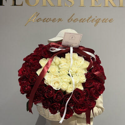 Композиція з 81 троянди з білим серцем всередині