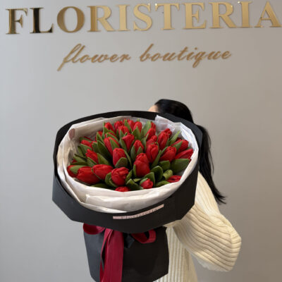 39 червоних тюльпанів