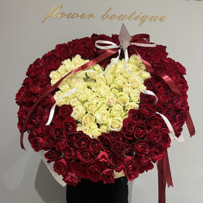 Композиція з 201 троянди з серцем всередині