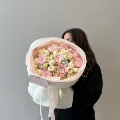 Мікс білих кущових троянд та ранункулюсів