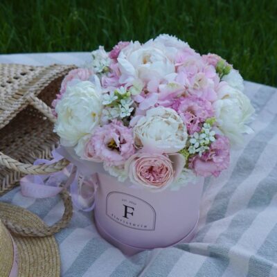 Композиція з півоній,еустоми , гортензій, троянд та додатків