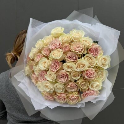 Букет з 51 рожево-білої троянди