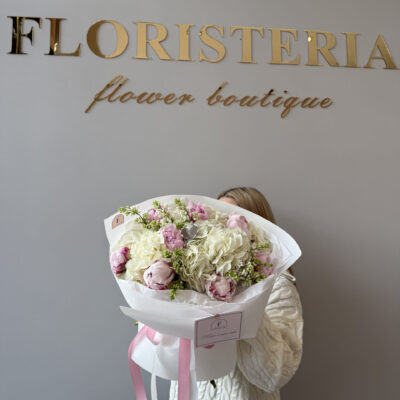 Букет з білого бузку, гортензій та рожевих півоній