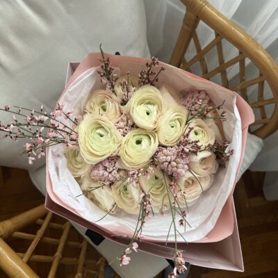 Букет з ранункулюсів, гіацинтів та ароматної дженісти