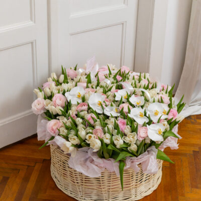 Розкішна композиція з тюльпанів, ранункулюсів та білосніжних орхідей