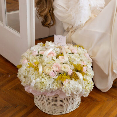 Вишукана композиція з білих гортензій, садових троянд, ранункулюсів та мімози