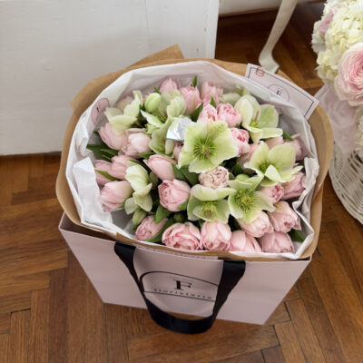 Ніжні тюльпани Dreamer в поєднанні з хелеборусом