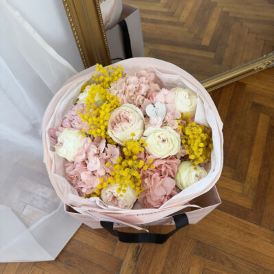 Ніжний мікс з рожевих гортензій, піоновидних троянд та мімози