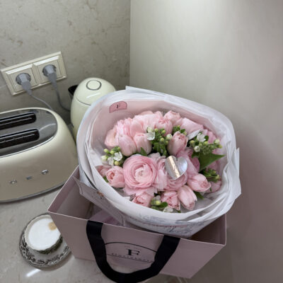 Розкішне поєднання ранункулюсів, тюльпанів Dreamer та білого оксипеталуму