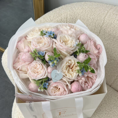 Мікс парфумованих піоновидних троянд та оксипеталума