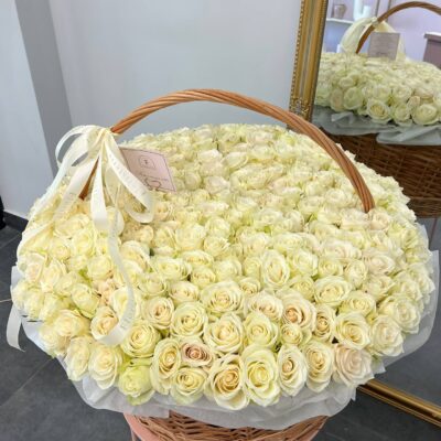 Композиція в кошику з 227 білих троянд
