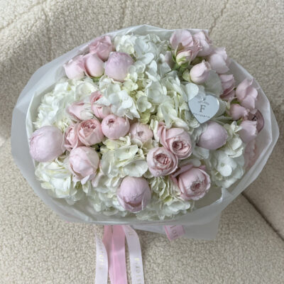 Букет з білих гортензій та садових троянд