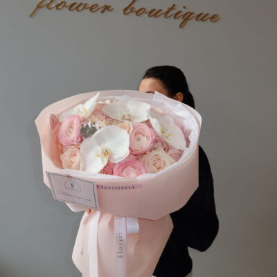 Ніжний мікс з рожевих гортензій, ранункулюсів, піоновидних троянд та орхідей