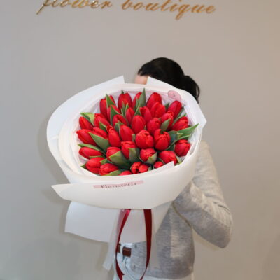 Букет з 33 червоних тюльпанів