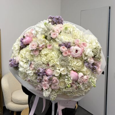 Об’ємний букет з гортензій, півоній, ароматного бузку, троянд та додатків