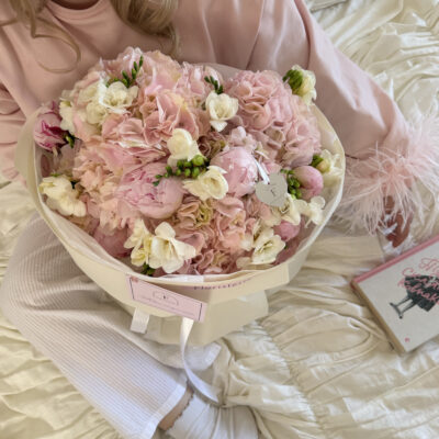 Ніжно рожевий букет з півоній, голландських гортензій та ароматних фрезій