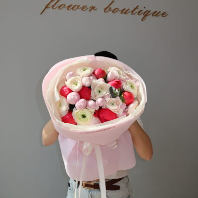 Ніжне поєдання ранункулюсів, ароматних троянд Peony Pink та півоній Coral Charm