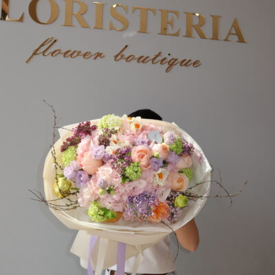 Дофаміновий букет з міксу гортензій, троянд, вібурнуму, квітучих гілочок та інших додатків