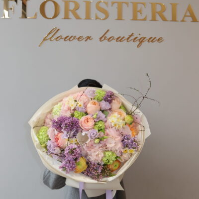 Соковите поєднання гортензій, піоновидних троянд, вібурнуму, бузку та весняних додатків