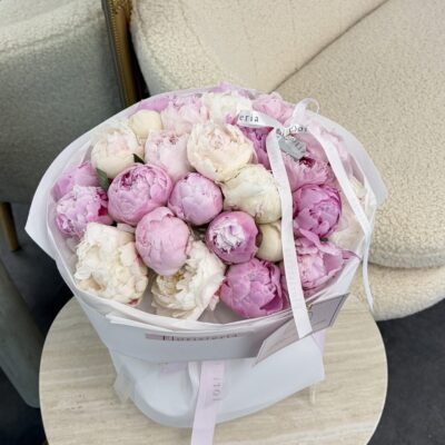 Моно букет з білих та рожевих півоній