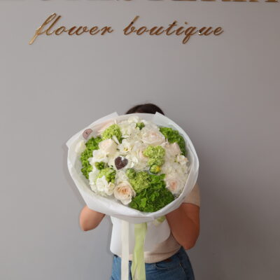 Весняне поєднання в біло-зелених кольорах з гортензій, вібурунму, фрезій та троянд