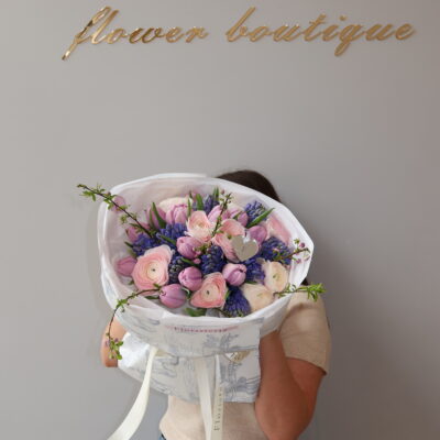 Яскраве весняне поєднання гіацинтів, тюльпанів, ранункулюсів та квітучих гілочок