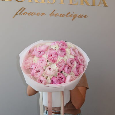 Витончене поєднання гортензій та півоній