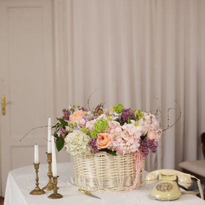 Весняна яскрава композиція з гортензій, троянд, бузку, квітучих гілочок та інших додатків