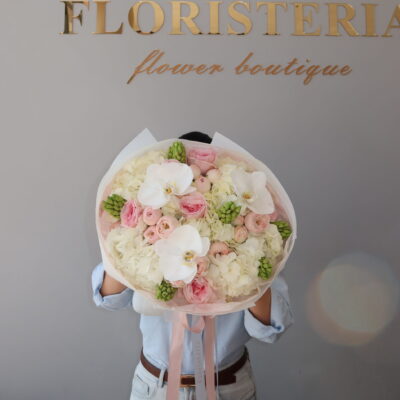 Букет з піоновидних троянд, орхідей, гіацинтів та білих гортензій