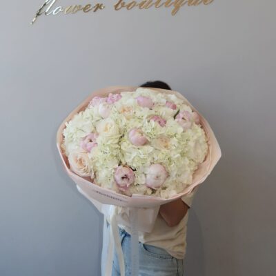 Невагоме поєднання гортензій, півоній та ароматних троянд