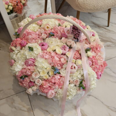 Ніжна композиція з гортензій, півоній, троянд та оксипеталуму